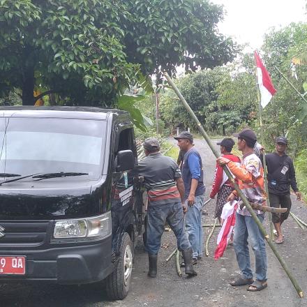 Pemdes Bawahan Seberang Bagikan Bendera Kepada Masyarakat Bawahan Seberang